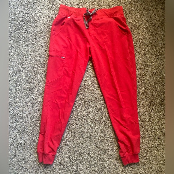 FIGS Zamora Jogger Scrub in Pop Red, size M - Picture 3 of 6